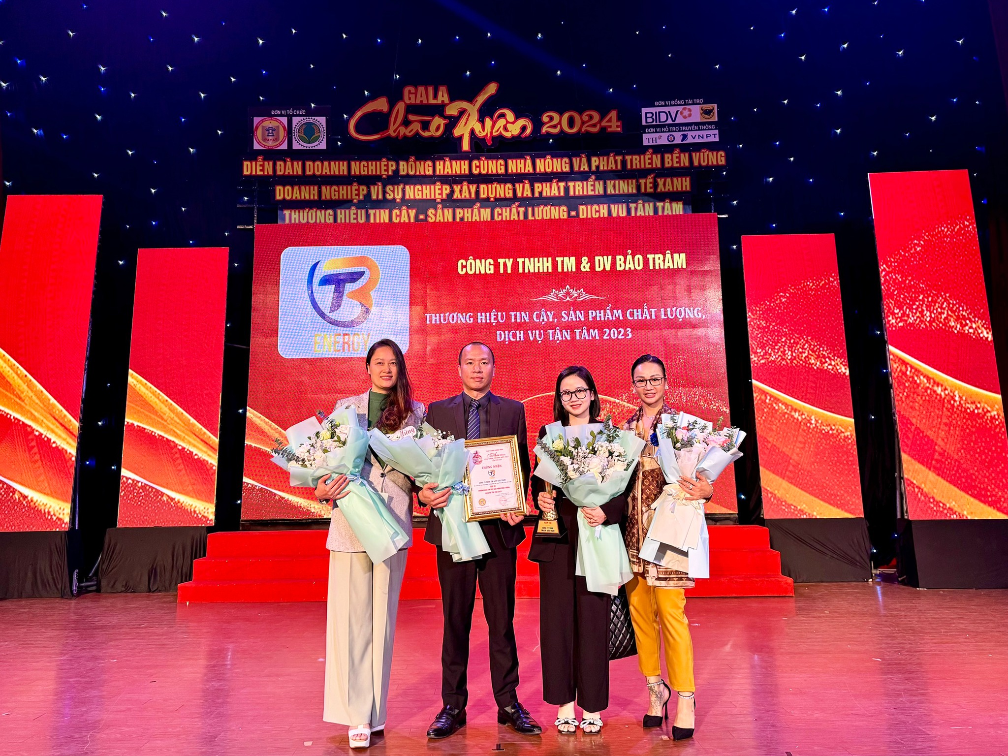Bảo Trâm Galaxy nhận giải thưởng chương trình ” Gala Chào Xuân 2023 Chắp Cánh Thương Hiệu Việt”